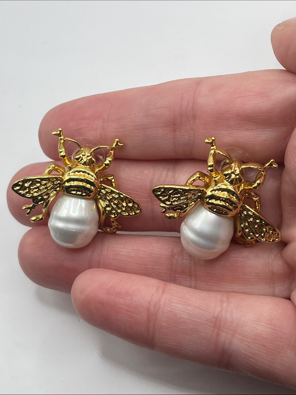 Gorgeous Nordstrom Antiqued 14KT Dip 925 Pearl Bee earrings